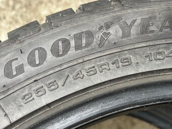 Zimní pneumatiky  Goodyear 255/45R19 - 2