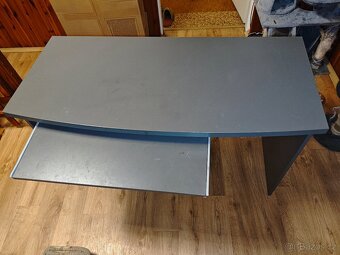 Prodám psací - herní stůl 400kč - 2