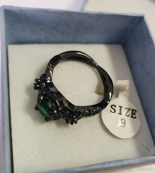 Nový černý prsten se zelenými kamínky - 2