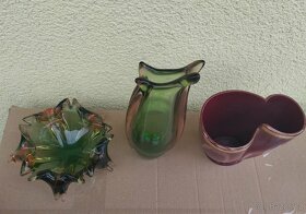 Váza a popelník z hutního skla. Dvojitá váza barvy bordó. - 2