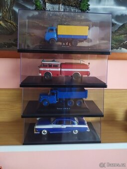 Modely aut 1:43 + 1:24 ve vitrínce - 2