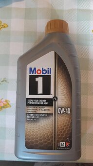 Motorový olej značky Mobil 1 0W-40 zlatý - 2