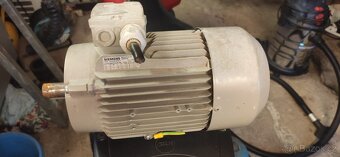 Prodám elektromotor viz. foto Hřídel 24 mm Rozteč 115 mm - 2