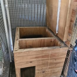 2 kompletně zateplené boudy s předsíní. 1ks 2000,- - 2