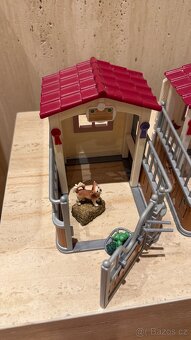 Dvě stáje Schleich - 2