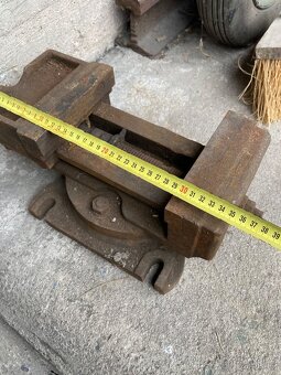 Svěrák pod vrtačku strojní. - 2