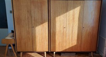 2 světlé šatní skříně a peřiňák, retro masiv ze 60. let - 2