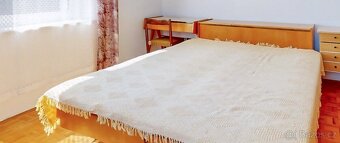 2 světlé šatní skříně a peřiňák, retro masiv ze 60. let - 2