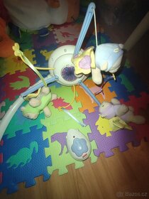 Kolotoč na postýlku Fisher Price - 2