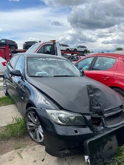 BMW E90 330d 190kw MANUAL - po nehodě - 2