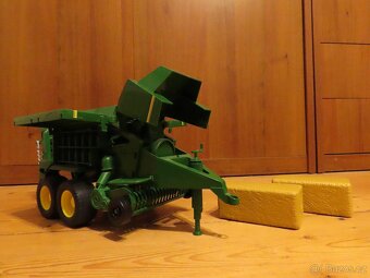 BRUDER 2017 Zelený BALÍKOVAČ slámy JOHN DEERE - 2