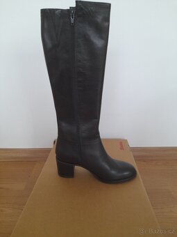 Černé kožené kozačky značky Baťa velikost 38 - 2