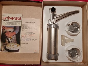 Prodám RETRO lis na těsto UNIVERSAL viz foto. - 2