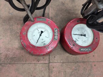Retro měřič tlaku - 2