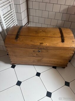Stará dřevěná truhla – selský nábytek - 2
