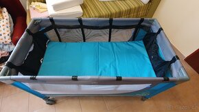 Cestovní postýlka s matrací s závěsným patrem - 2