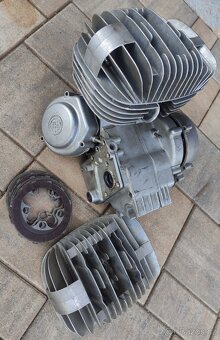 ČZ 125/516 motor, hlavy, válec, kartery, víko_ - 2