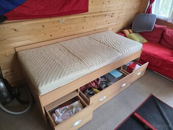 Vysoká postel se šuplíky. - 2