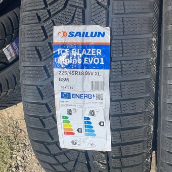 Nove Zimni pneu 225/45 R18 95V XL Sailun - 2