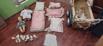 Stará panenka, medvěd (bručí), kočárek pro panenky + oblečky - 2