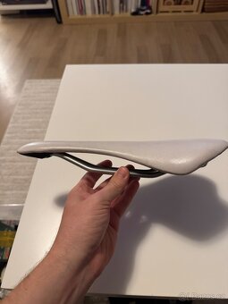 Silnicni sedlo bile no name - 2