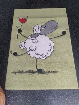 Dětský stůl, židle a koberce - 2