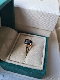 Zlatý prsten s onyxem a drobnými černými diamanty - Yes - 2