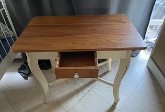 Starožitný stůl po renovaci - 2
