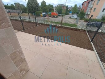Moderní 1+kk s terasou, předzahrádkou a parkováním – novosta - 2