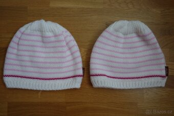 2x bílá zimní čepice pro dvojčata vel. 110 - 2