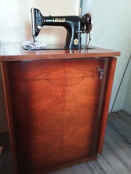 Šicí stroj Lada se skrinkou - 2