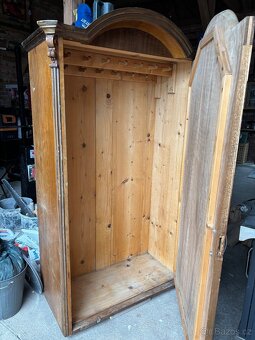Dřevěná skříň - 2