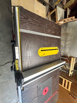 Stul s Dewalt7492 a horni frezkou Triton - 2