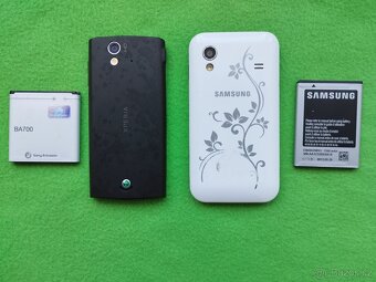 Samsung GT S5830i a Sony Ericsson Xperia ST 18i - 2