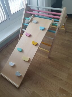 Skoro nový Piklerův trojuhelník(set se skluzavkou) - barevný - 2