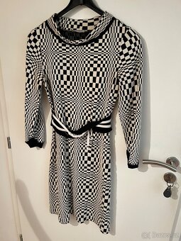 Černobílé efektní šaty s páskem vel. L - 2