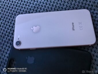 iPhone 8 64GB Gold v top stavu - 2