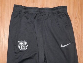 Sportovní černé tepláky, vel. 158, zn. FCB Nike - 2