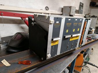 Rack s regulátory Moog T161 a bezpečnostní deskou RS 091 - 2