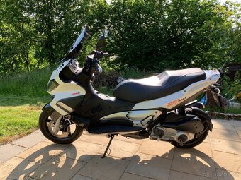Aprilia SR MAX 300 - 2