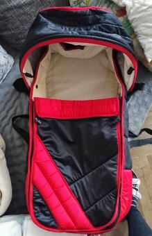 Prodám černo červený kočárek - 2