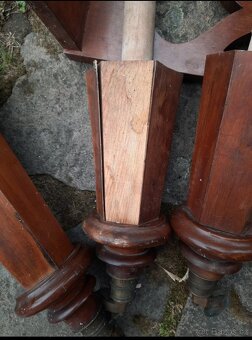 Nohy a další součástí starého klavíru - 2