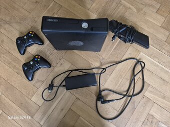 Xbox 360 + 2 ovladace + hry - 2
