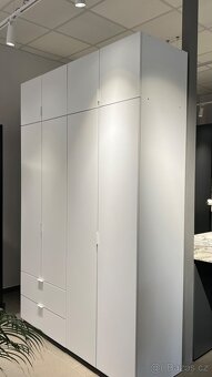 Bílá šatní skříň - 2
