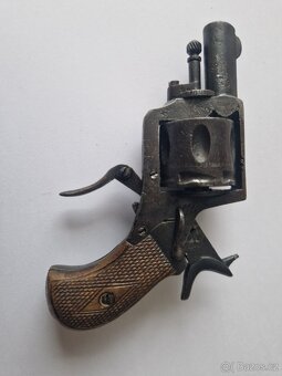 Historicky revolver ráže 320 - 2