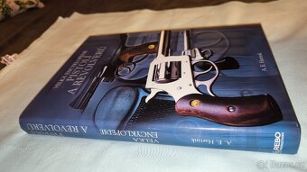 Ecyklopedie pistolí a revolverů. - 2