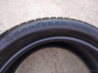 Prodám zánovní zimní pneu GoodYear 235/50/19 - 2