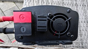 Měnič napětí 12V / 230V 600W + USB - 2