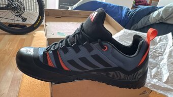 Boty Adidas 0,5 hod. nošené malé číslo - 2