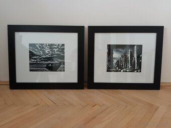 Zarámované fotografie v černobílém provedení - 2